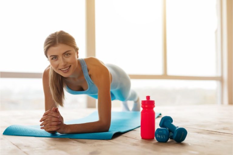 lady practising endurance and training core in plank pose